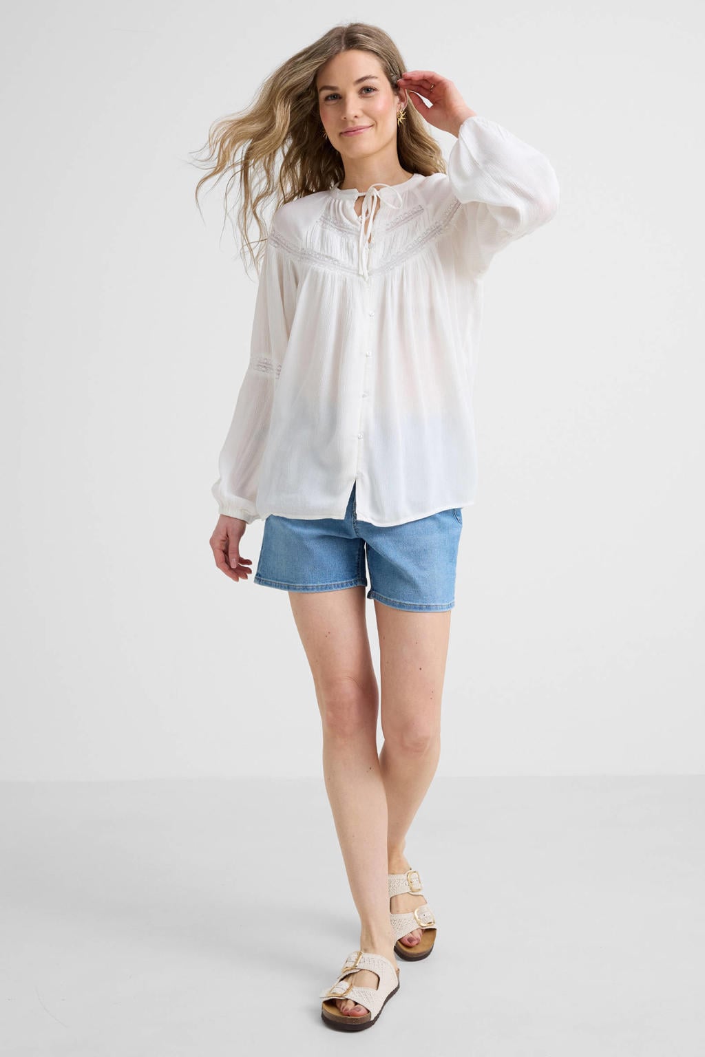 Witte dames Anytime crinkle blouse van viscose met effen, lange mouwen, klassieke kraag, striksluiting en broderie