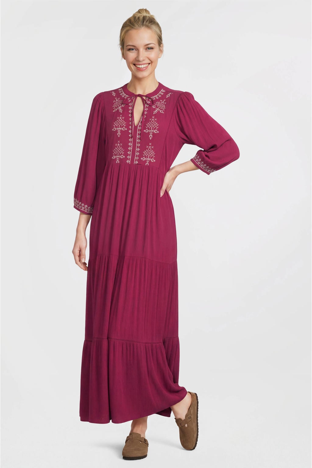 Donkerrode dames Anytime crinkle maxi jurk van viscose met effen, driekwart mouwen, V-hals, striksluiting en borduursels