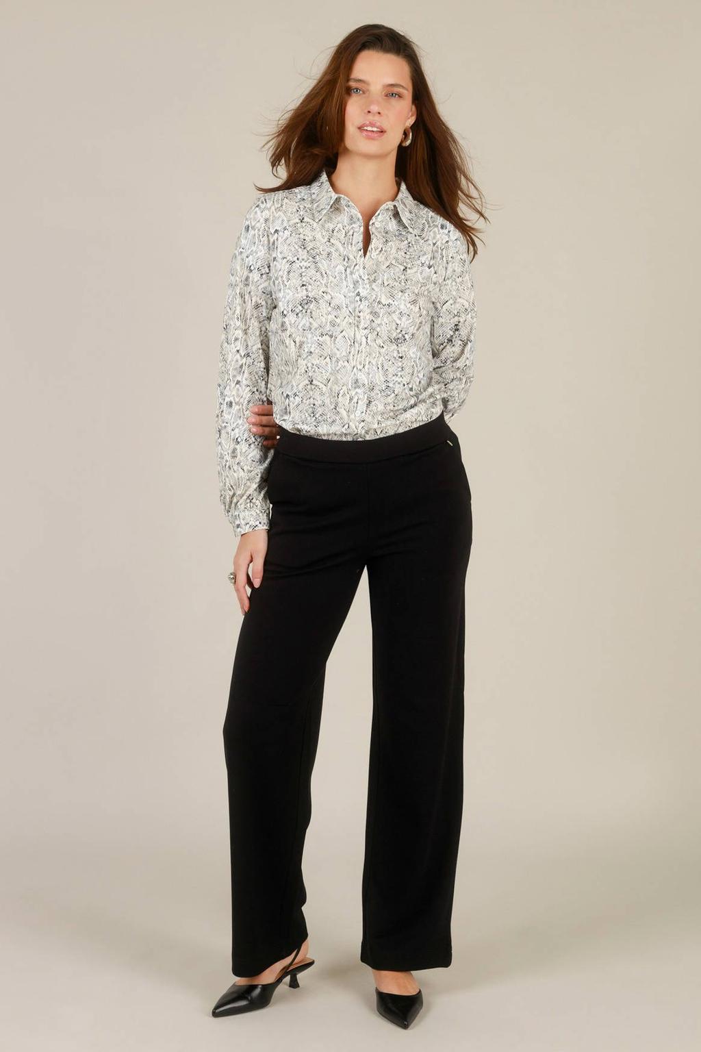 Ecru en zwarte dames Yest blouse van polyamide met dierenprint, lange mouwen, klassieke kraag en knoopsluiting
