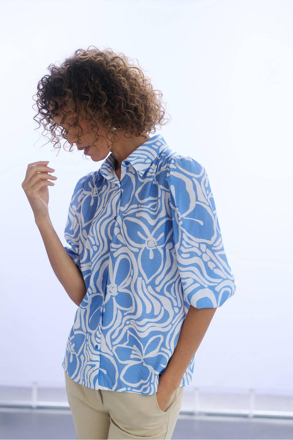Blauw en witte dames Yest gebloemde blouse van viscose met driekwart mouwen, klassieke kraag en knoopsluiting