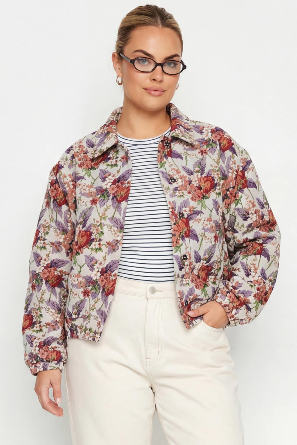 Witte dames Colourful Rebel Curve bomberjack van polyester-katoen met bloemenprint, lange mouwen, klassieke kraag, knoopsluiting en jacquard