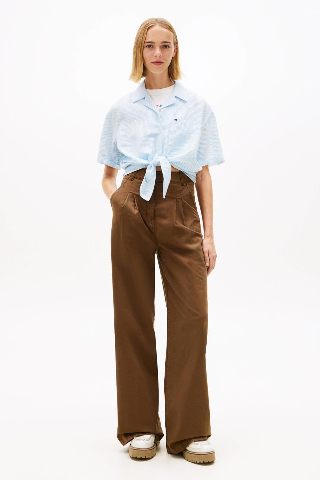 Lichtblauw en witte dames Tommy Jeans gestreepte blouse van linnen met korte mouwen, klassieke kraag en knoopsluiting