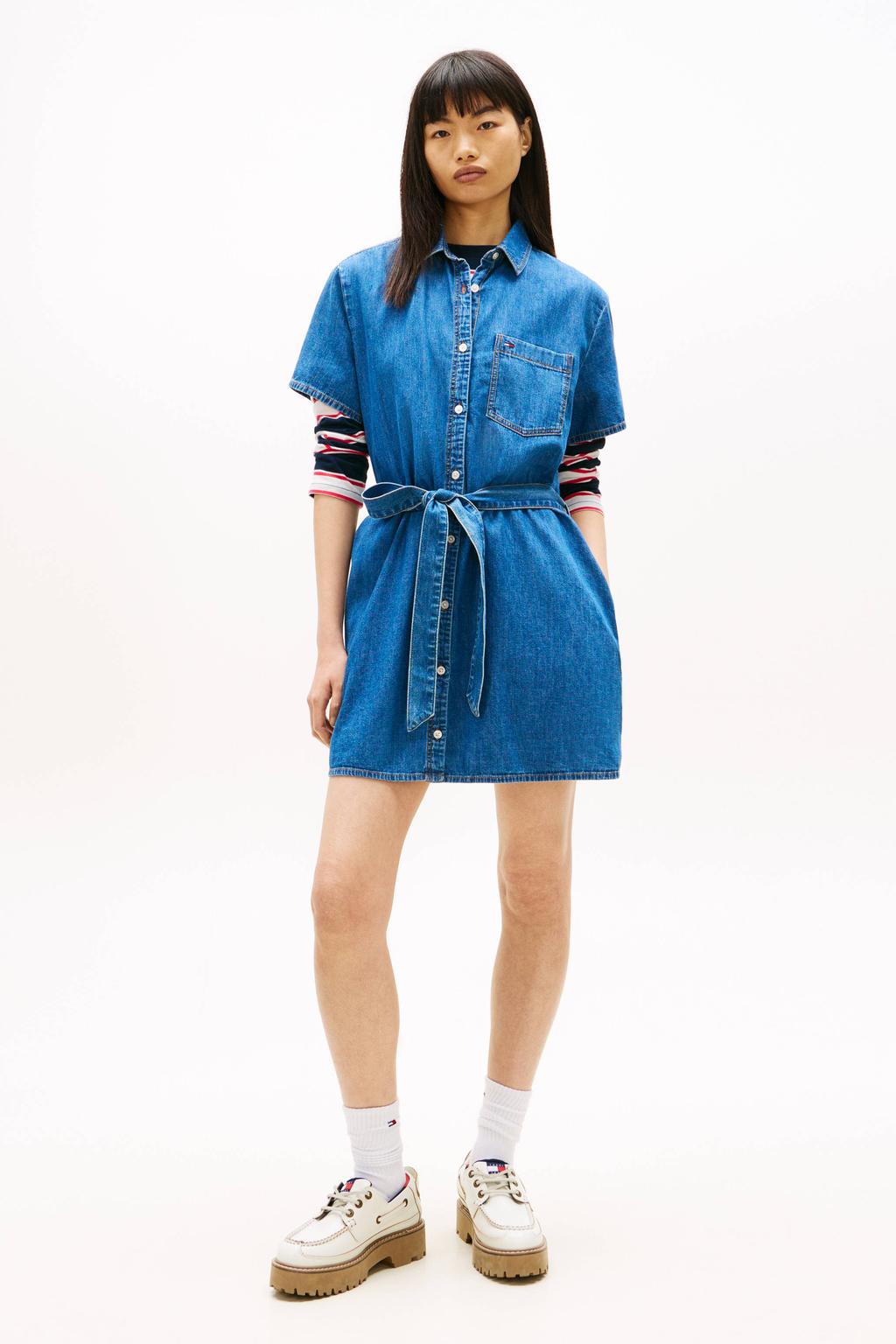 Medium blue denim dames Tommy Jeans A-lijn jurk van denim met effen, korte mouwen en klassieke kraag