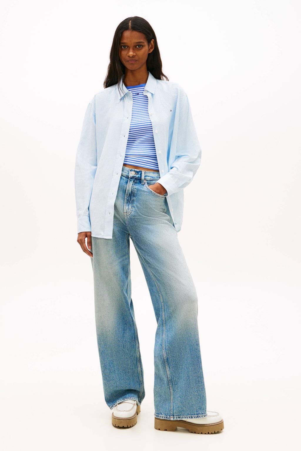 Lichtblauw en witte dames Tommy Jeans gestreepte blouse van linnen met lange mouwen, klassieke kraag en knoopsluiting