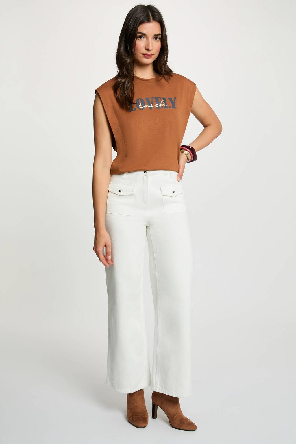 Camelkleurige dames Morgan top van modal met tekst print en ronde hals