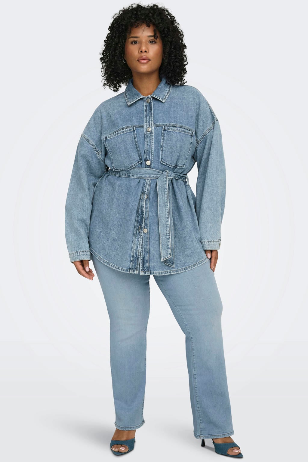 Light blue denim dames ONLY CARMAKOMA Carthunder Mid Push Up Flared Dnm Bj09 skinny jeans met regular waist, rits- en knoopsluiting en effen