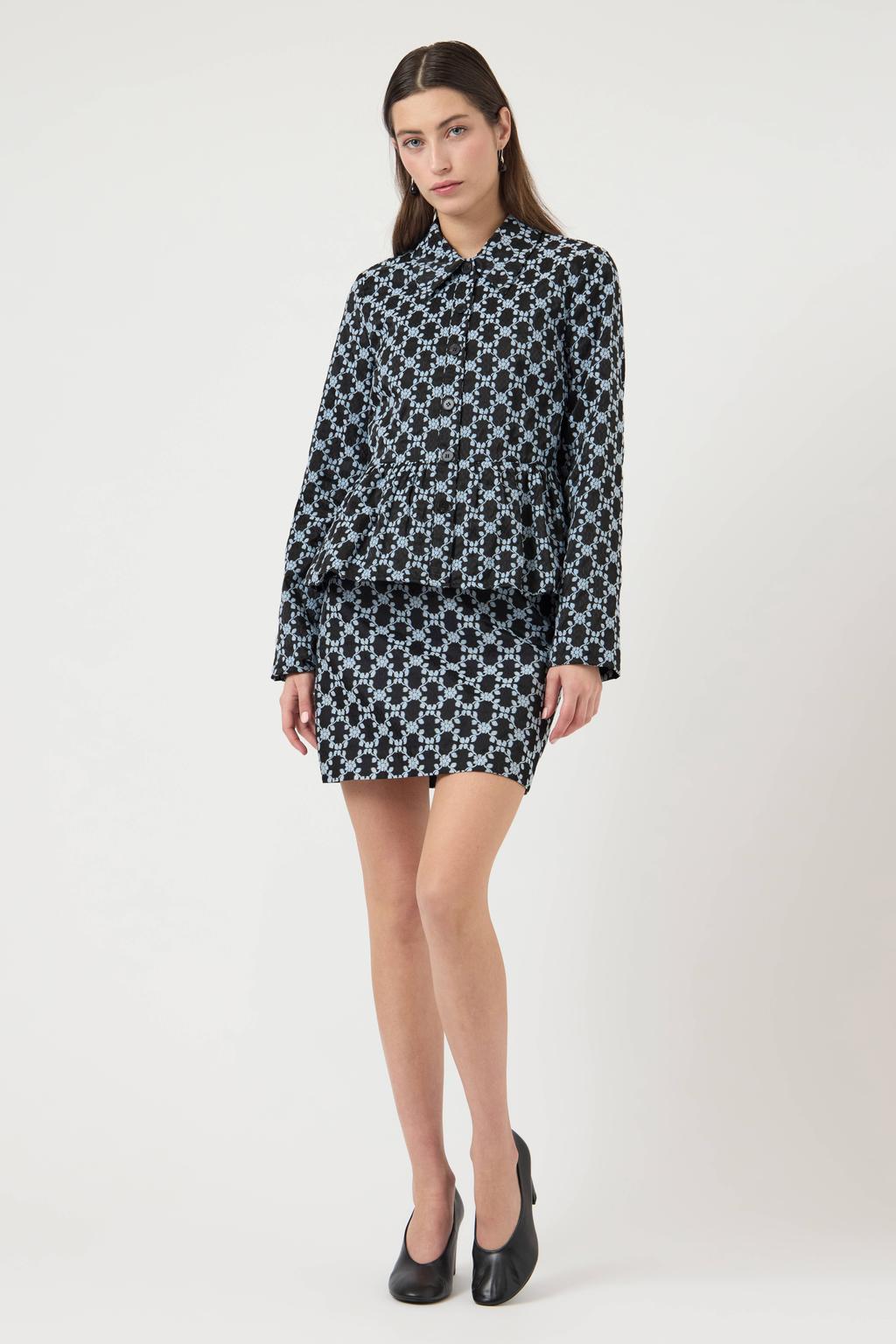Zwart en lichtblauwe dames YAS jasje van polyester met lange mouwen, klassieke kraag, knoopsluiting en peplum