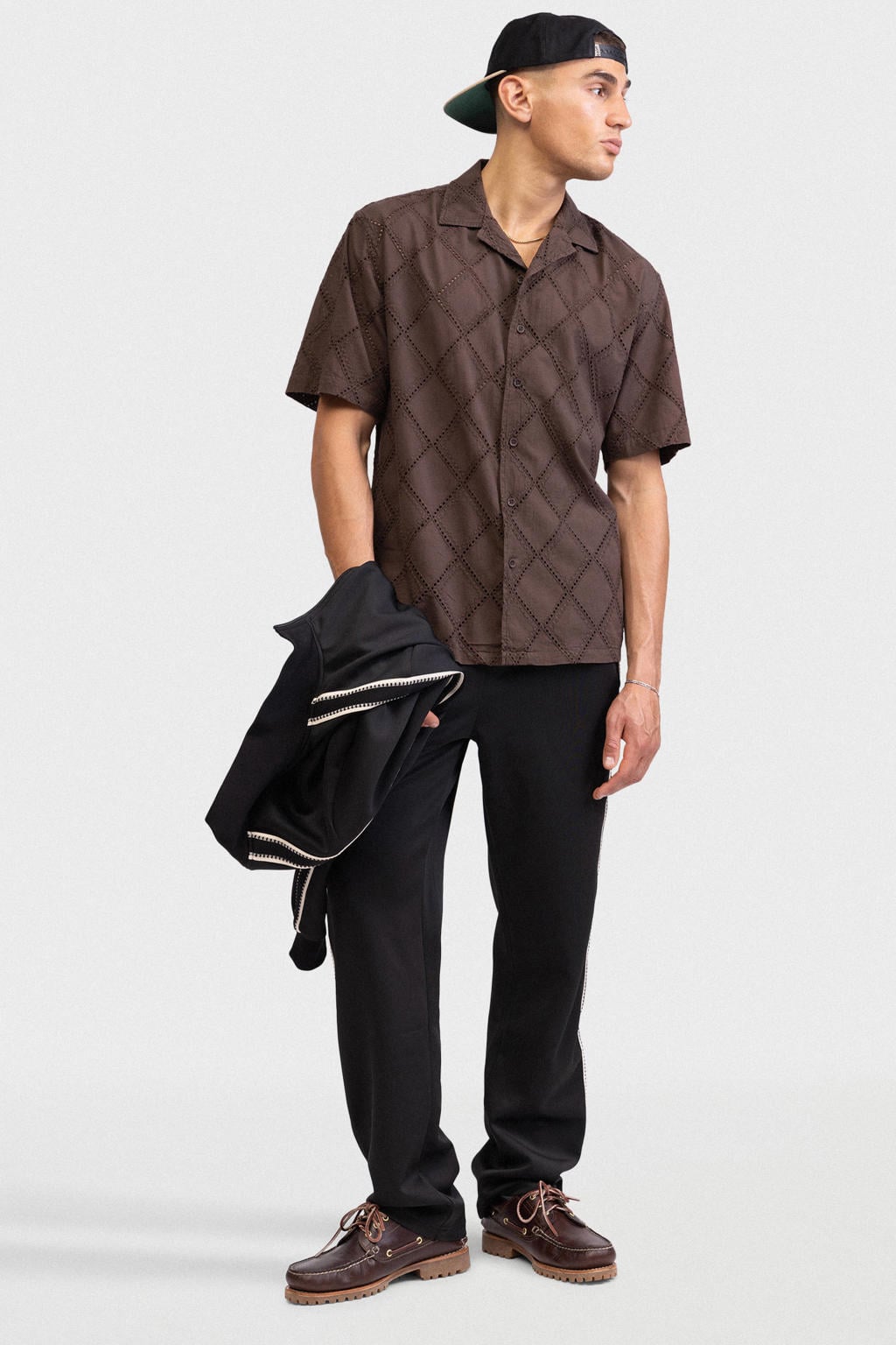 Bruine heren Redefined Rebel regular casual overhemd broderie van katoen met korte mouwen, reverskraag en knoopsluiting