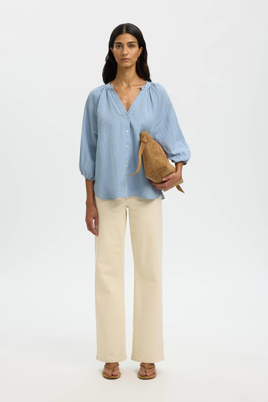 Lichtblauwe dames Selected gestreepte blouse van linnen met driekwart mouwen, V-hals en knoopsluiting