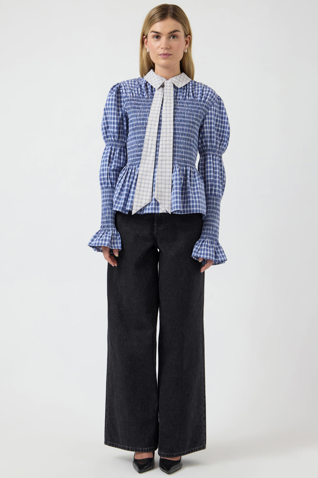 Lichtblauw en witte dames YAS geruit blouse van katoen met lange mouwen, strikkraag, blinde knoopsluiting en smockwerk