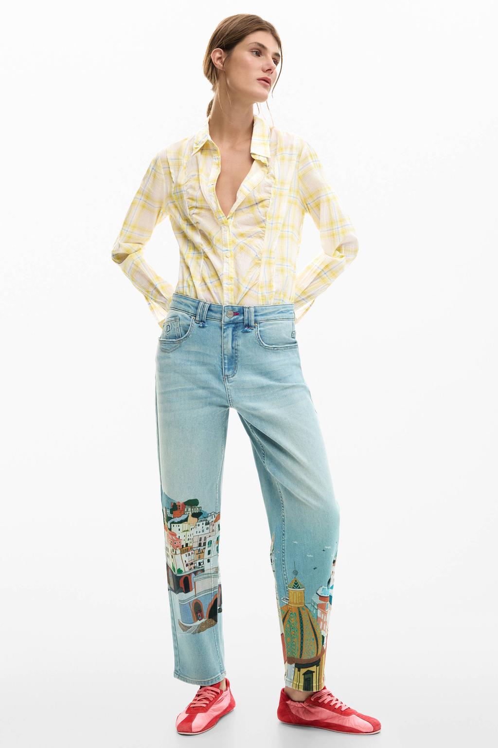 Light blue denim dames Desigual tapered jeans van denim met regular waist, rits- en knoopsluiting en printopdruk