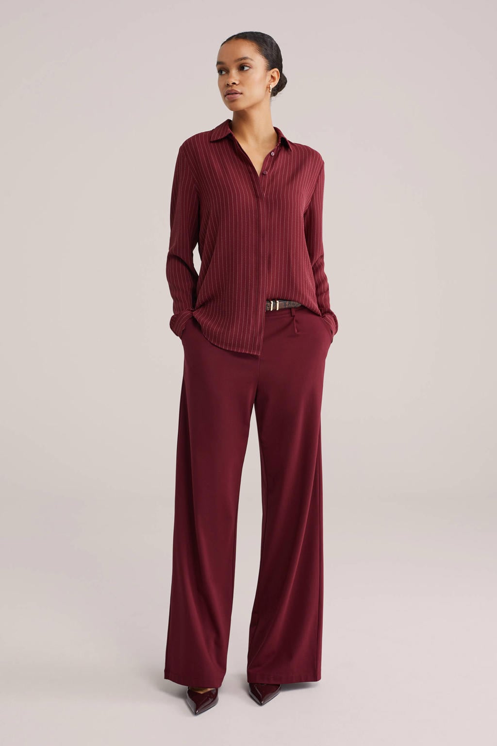 Donkerrode dames WE Fashion gestreepte blouse van polyester met krijtstreepprint, lange mouwen, klassieke kraag en knoopsluiting