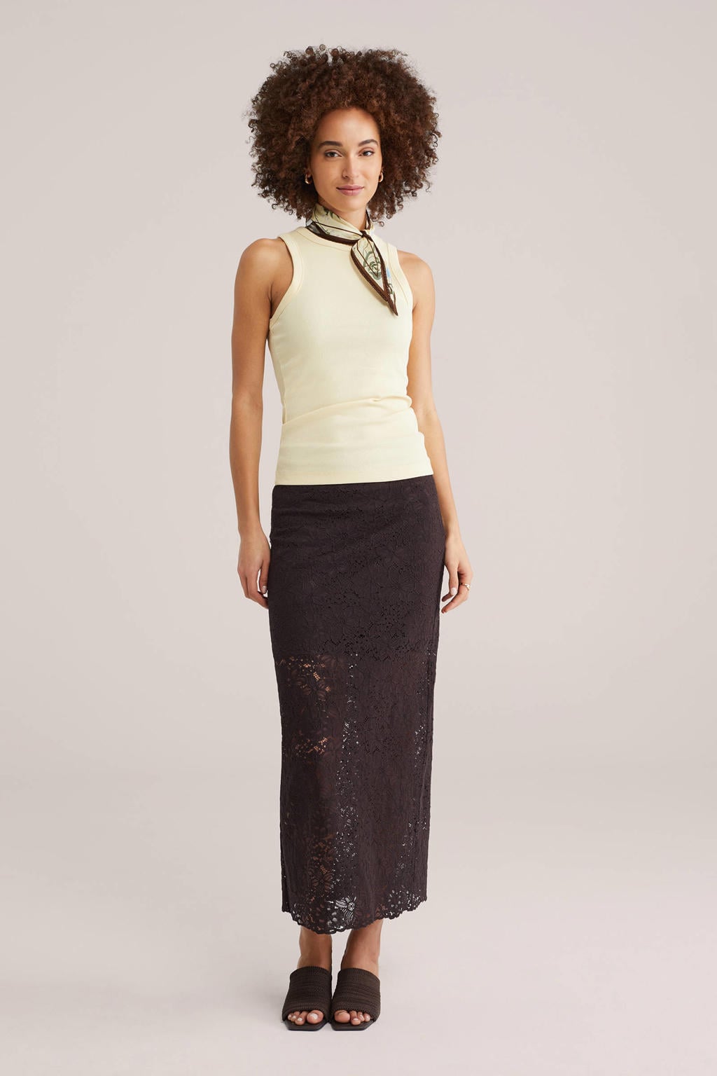 Lichtgele dames WE Fashion haltertop rib gebreid van stretchkatoen met effen en ronde hals