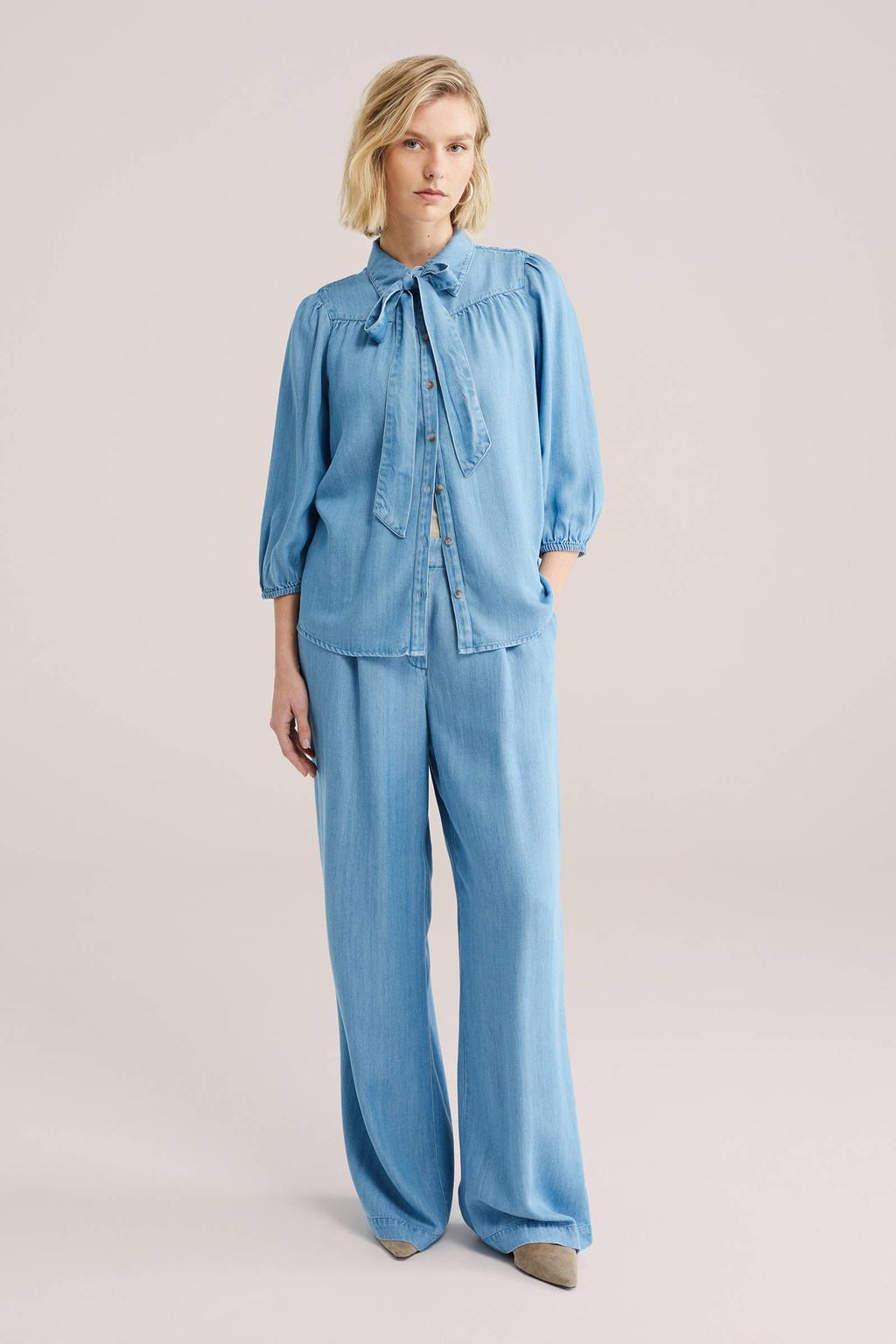 Light blue denim dames WE Fashion Blue Ridge blouse van denim met effen, driekwart mouwen, strikkraag en knoopsluiting