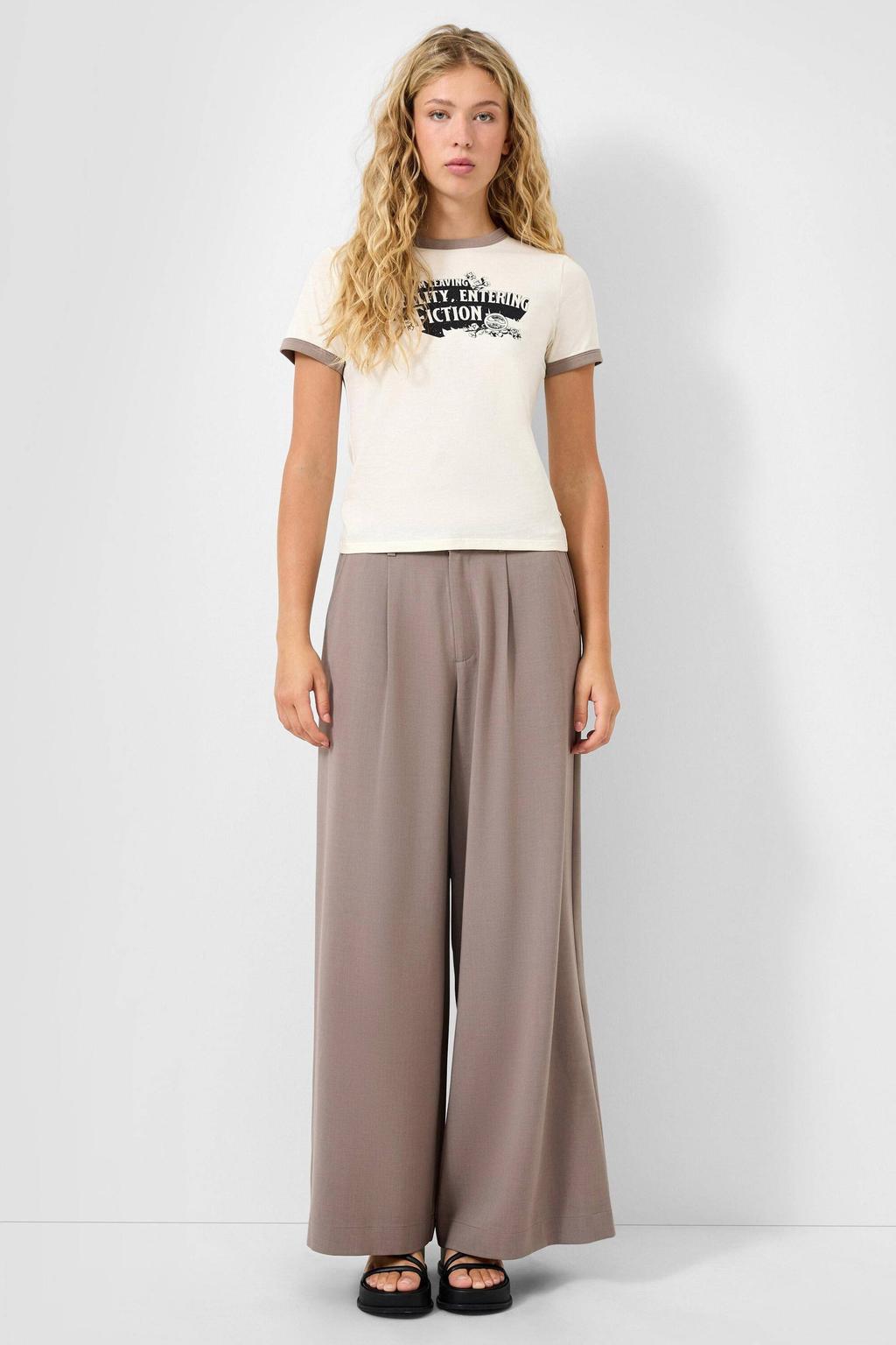 Ecru en taupe dames QS top met tekst print, korte mouwen, ronde hals en contrast bies