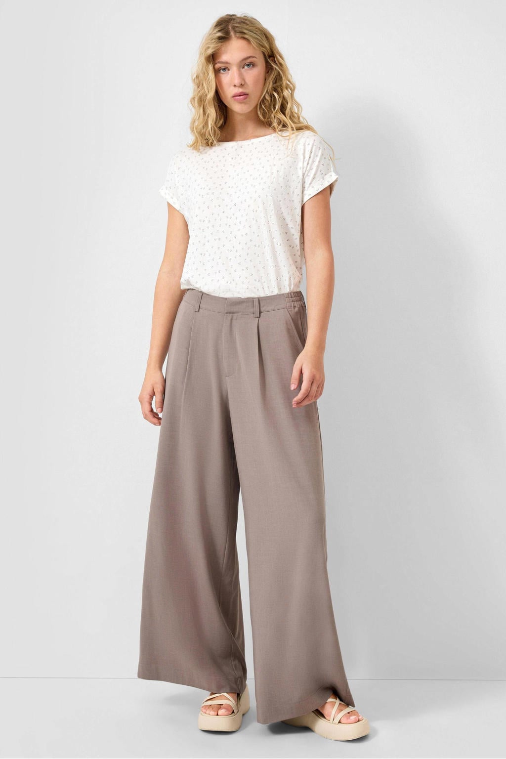 Ecru dames QS gebloemde T-shirt van modal met korte mouwen, ronde hals en omslagdetail