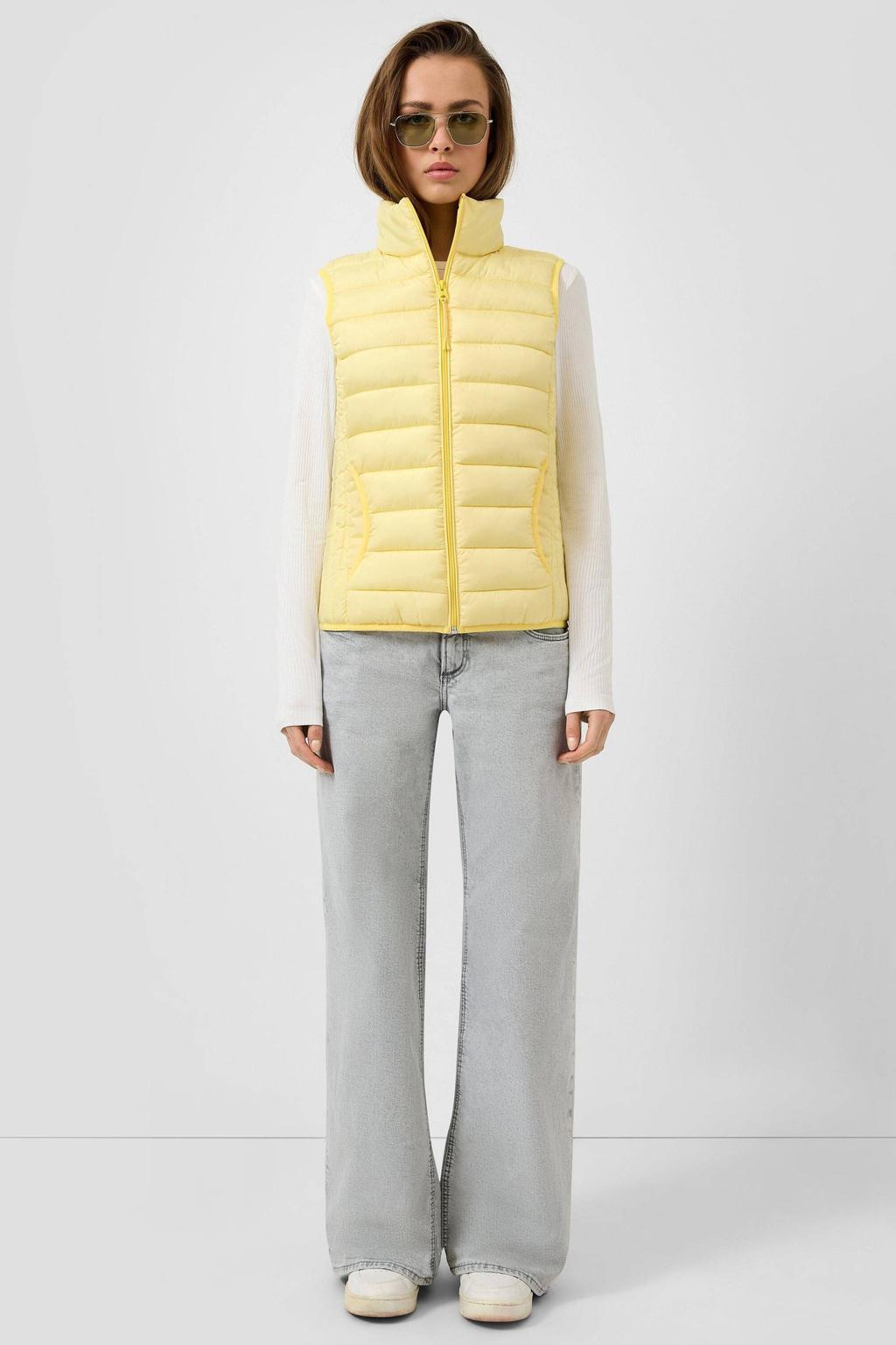 Lichtgele dames QS bodywarmer licht gewatteerd van polyester met effen, opstaande kraag, ritssluiting en doorgestikte details