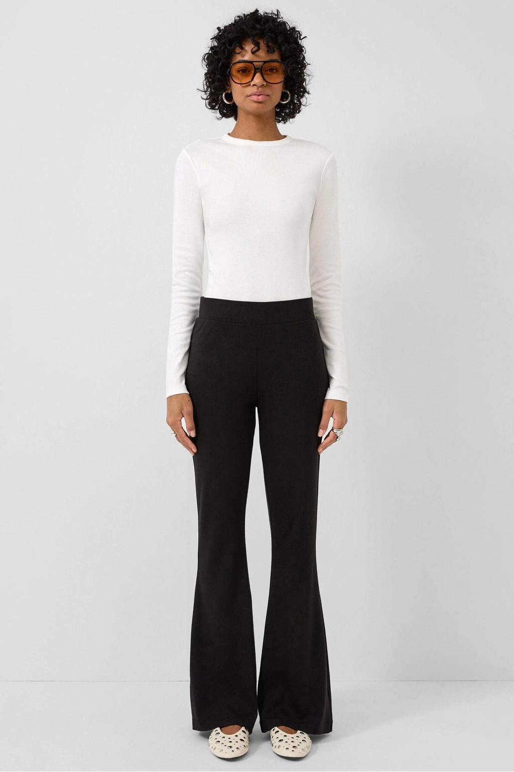 Zwarte dames QS regular waist flared broek van katoen met elastische tailleband en effen