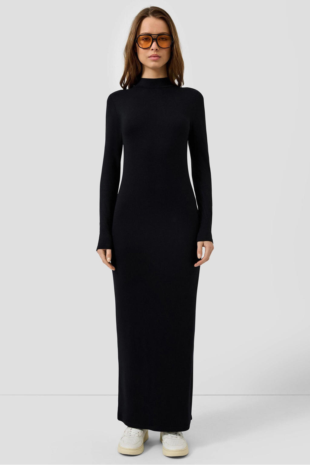 Zwarte dames QS maxi jurk rib gebreid van viscose met effen, lange mouwen en col