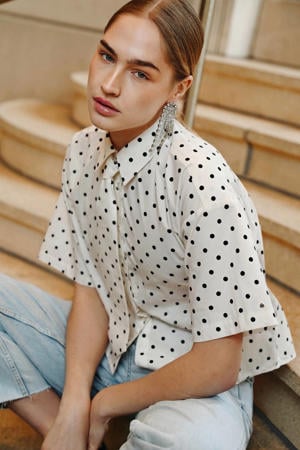 blouse met stippen en stropdas wit