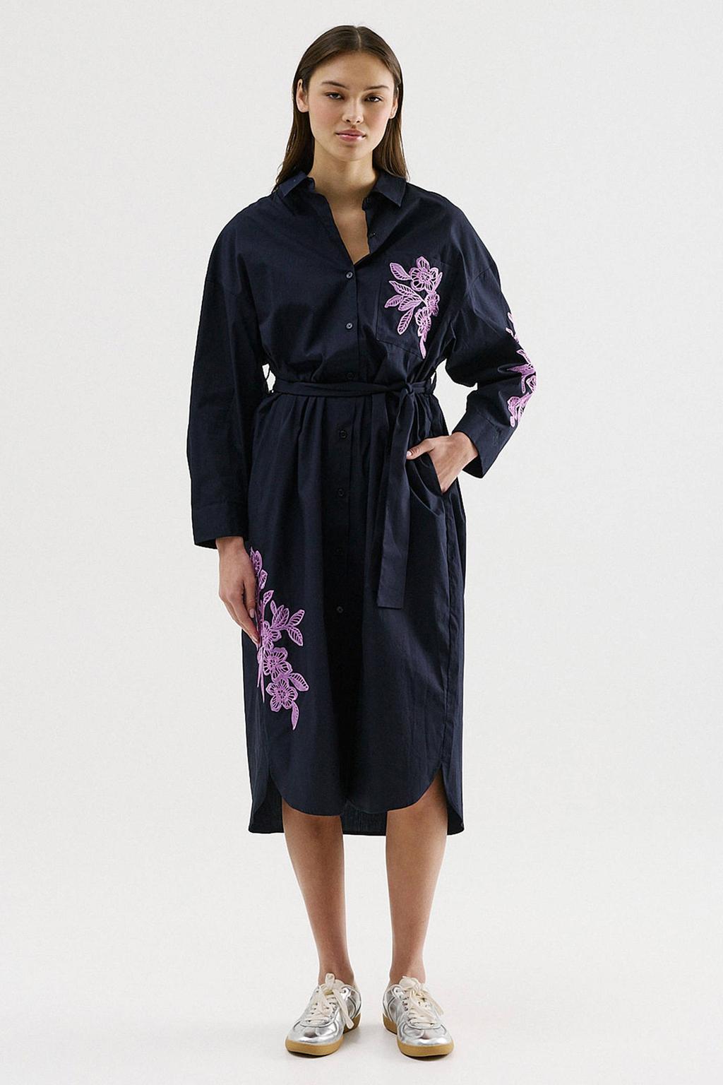 Donkerblauw en roze dames CKS maxi jurk van katoen met bloemenprint, lange mouwen en klassieke kraag