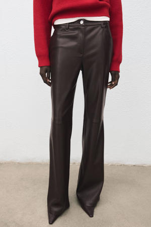 imitatieleren regular waist flared broek donkerbruin