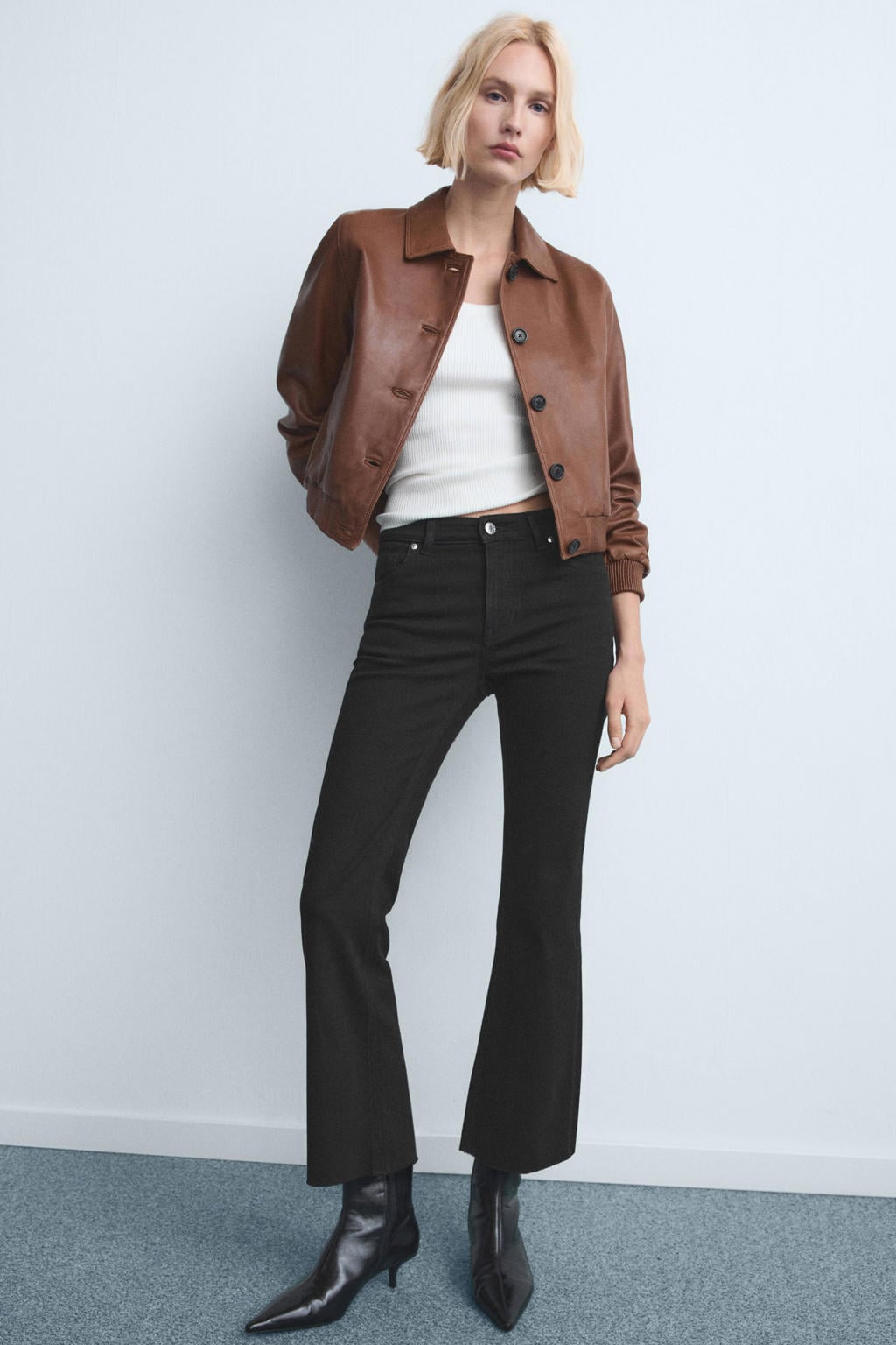 Black denim dames Mango flared jeans black van denim met regular waist, rits- en knoopsluiting en effen