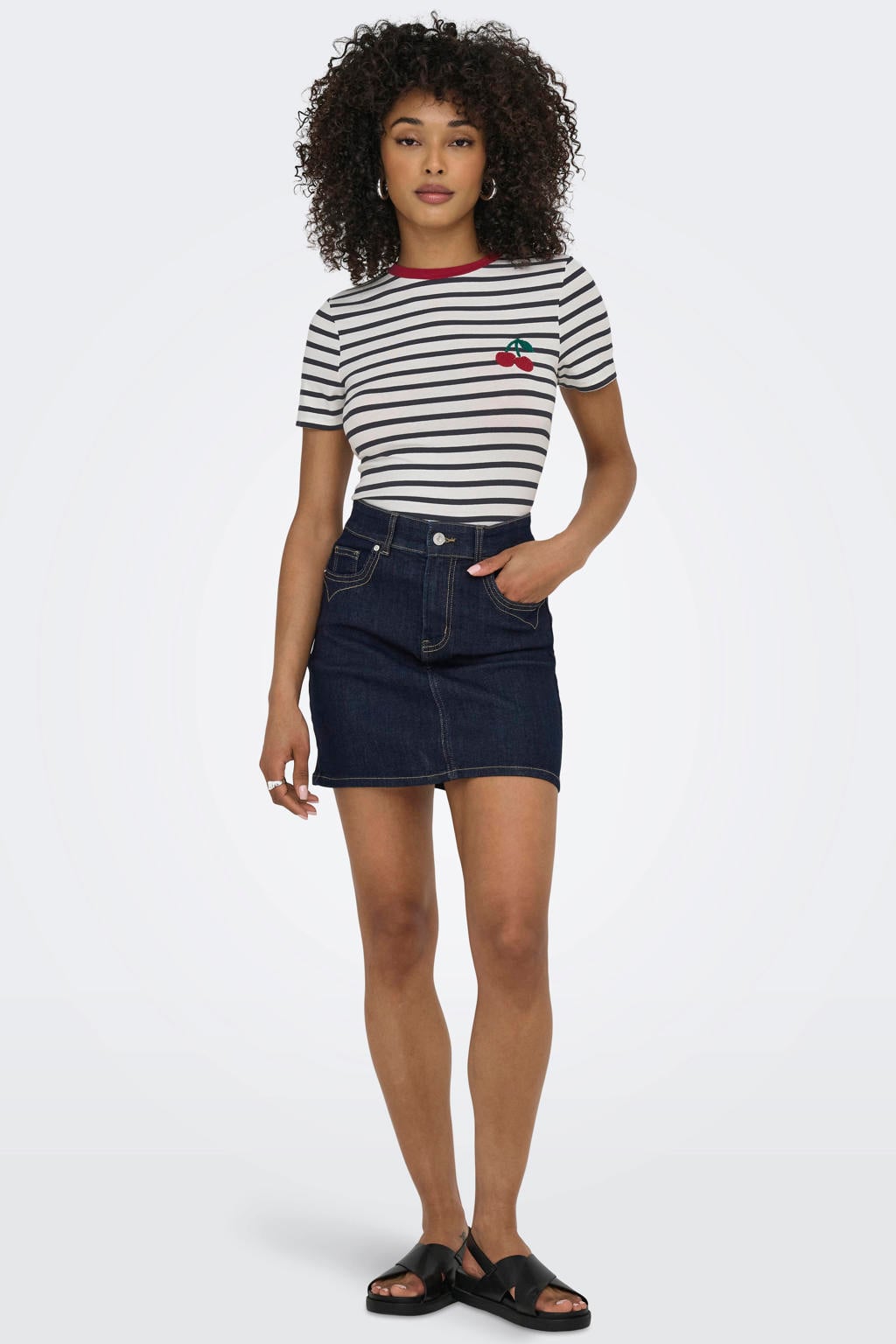 Zwart, wit en rode dames ONLY gestreepte T-shirt van viscose met korte mouwen en ronde hals