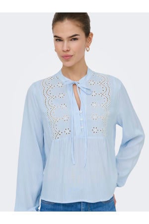 top lichtblauw broderie