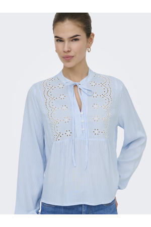 top lichtblauw broderie
