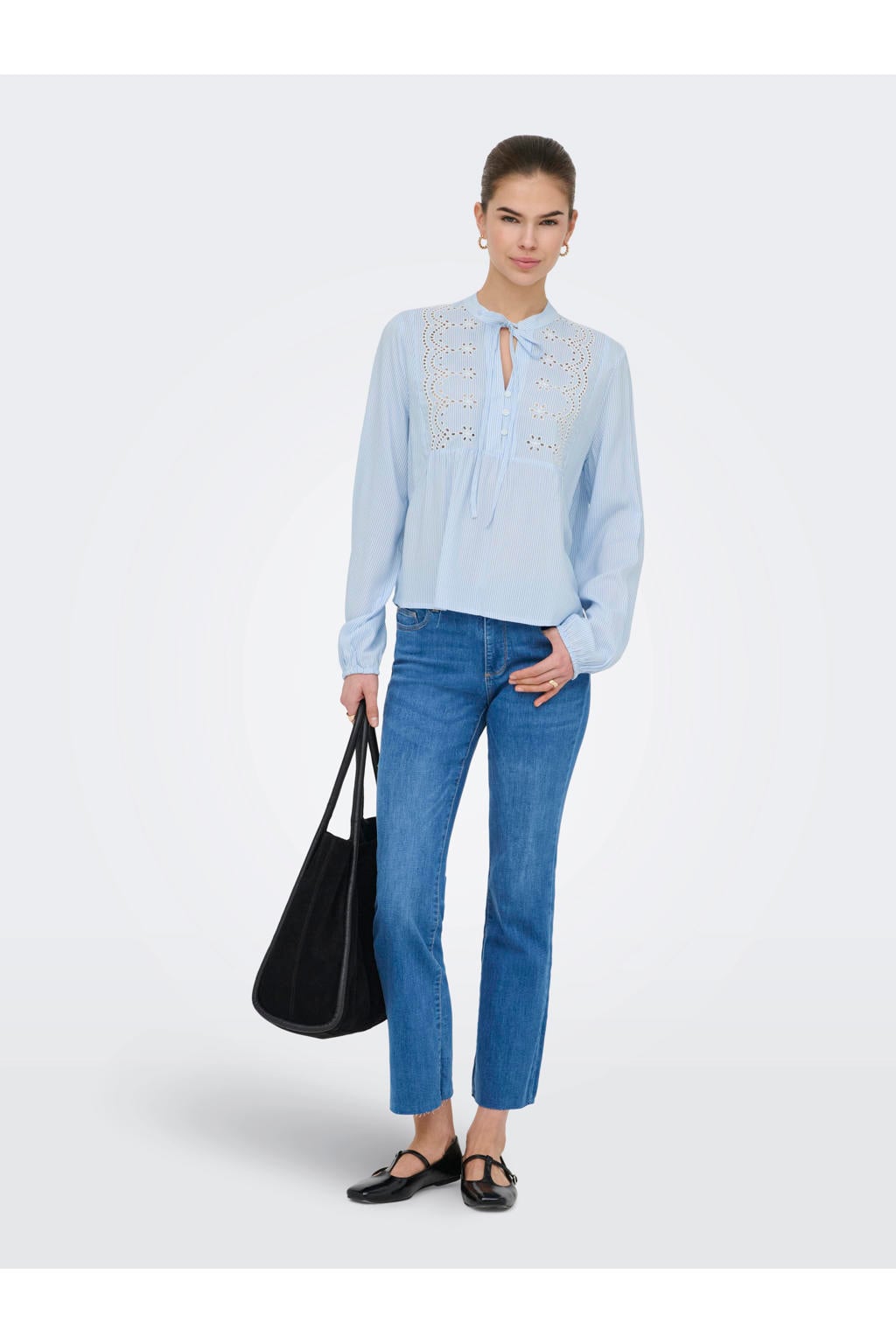 Lichtblauwe dames ONLY top broderie van modal met effen, lange mouwen en strikkraag