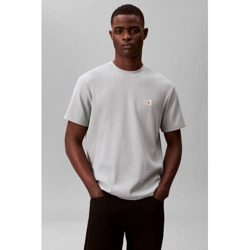 CALVIN KLEIN JEANS regular T-shirt met textuur grijsblauw afbeelding