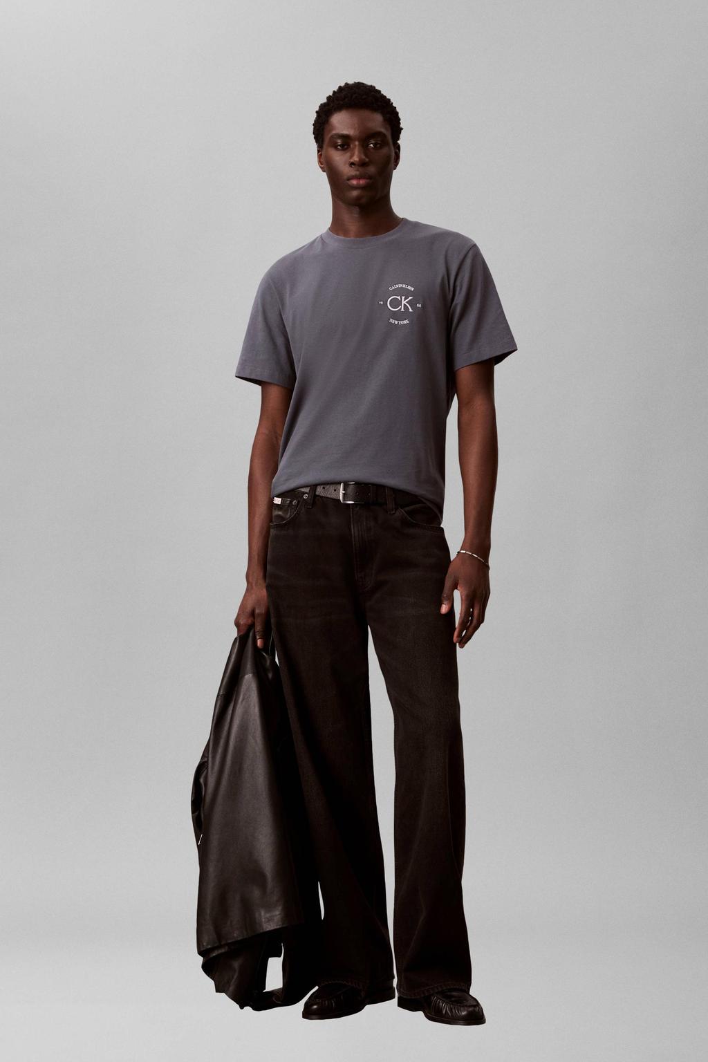Grijsblauwe heren CALVIN KLEIN JEANS relaxed T-shirt blauw van katoen met backprint, korte mouwen en ronde hals