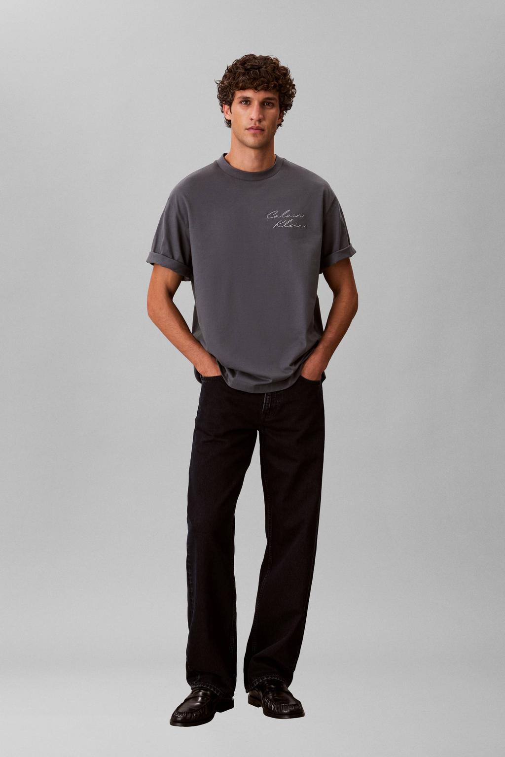 Grijsblauwe heren CALVIN KLEIN JEANS relaxed T-shirt blauw van katoen met backprint, korte mouwen, ronde hals en borduursels