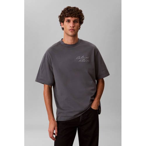 CALVIN KLEIN JEANS relaxed T-shirt met backprint grijsblauw afbeelding