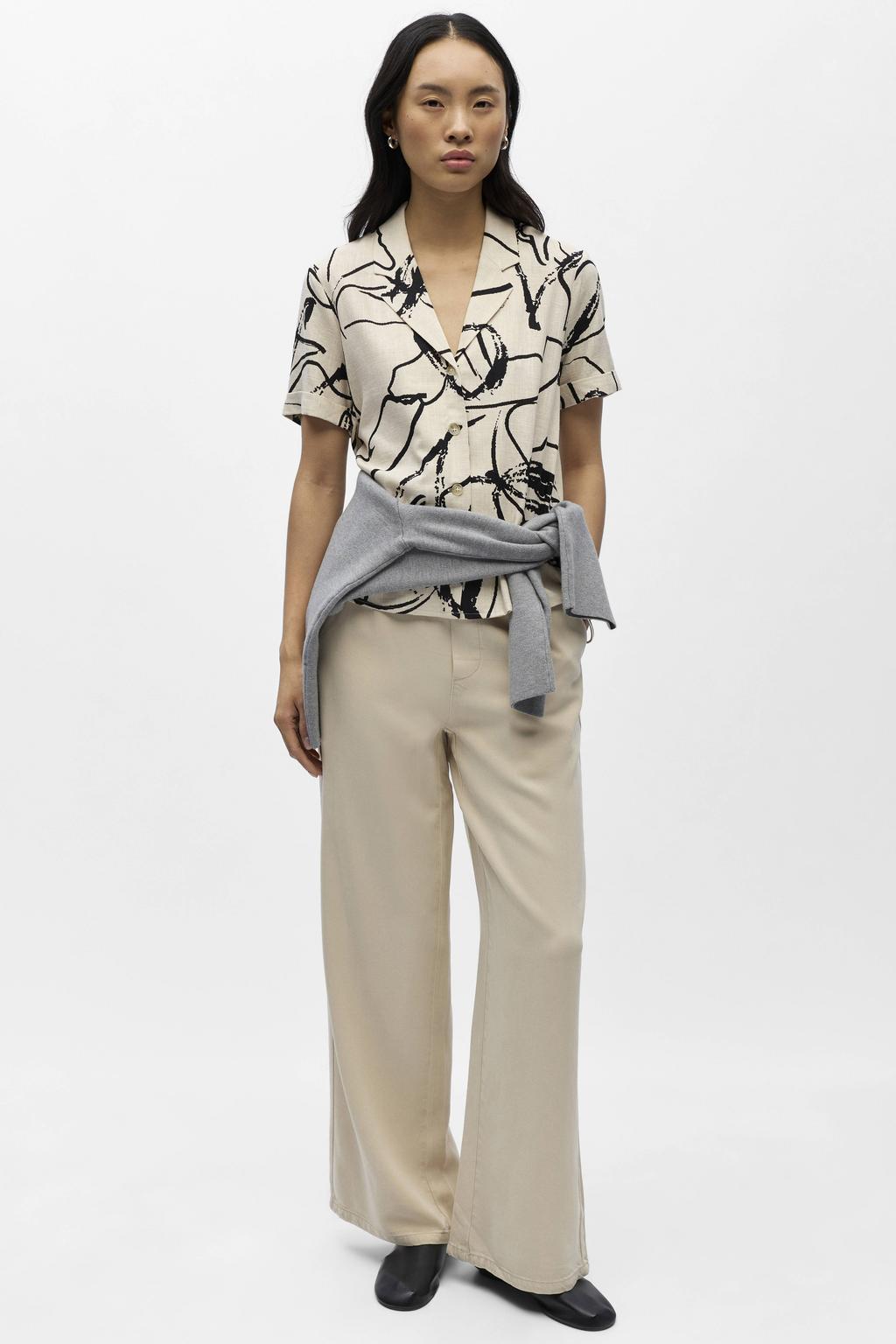 Zand en zwarte dames OBJECT blouse van linnen met korte mouwen, reverskraag, knoopsluiting en geweven detail