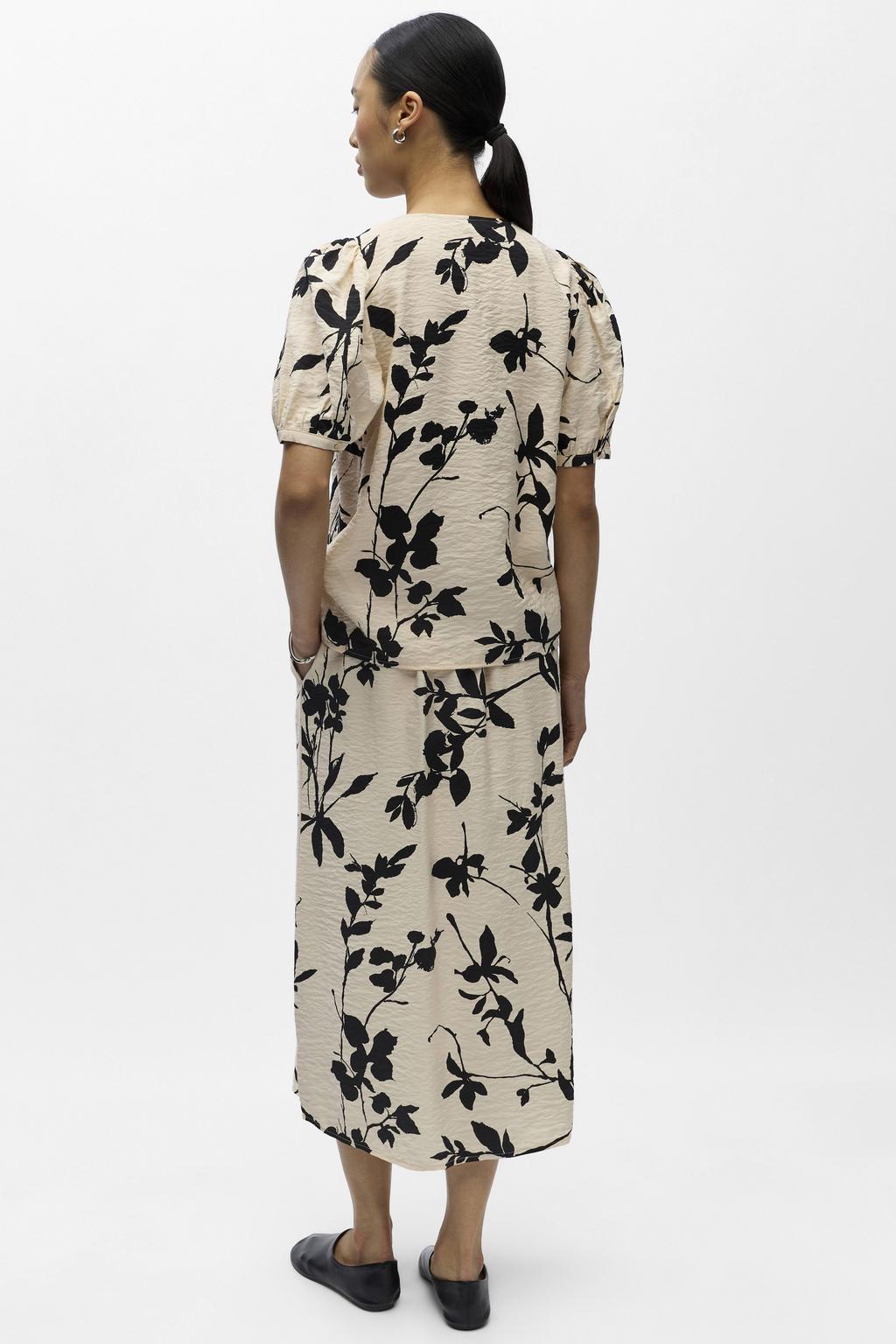 Zwart en ecru dames OBJECT blouse van viscose met dierenprint, korte mouwen, V-hals, knoopsluiting en geweven detail
