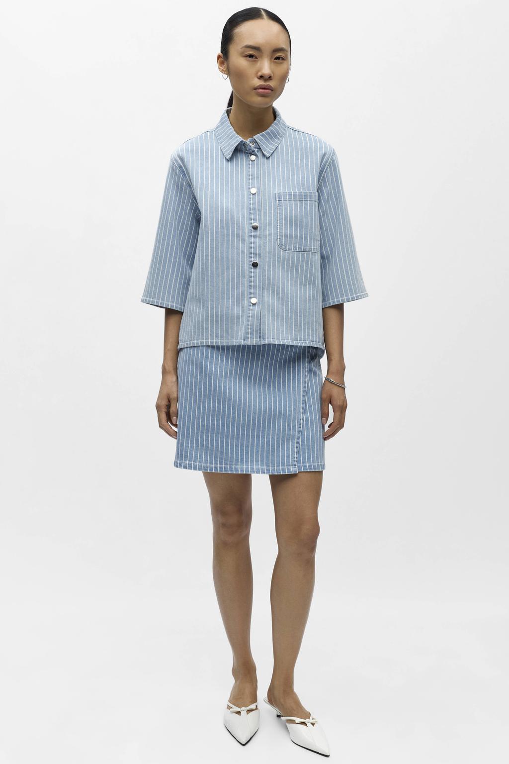 Light blue denim, light blue en witte dames OBJECT spijkerjas van denim met krijtstreepprint, half lange mouwen, klassieke kraag, knoopsluiting en geweven detail