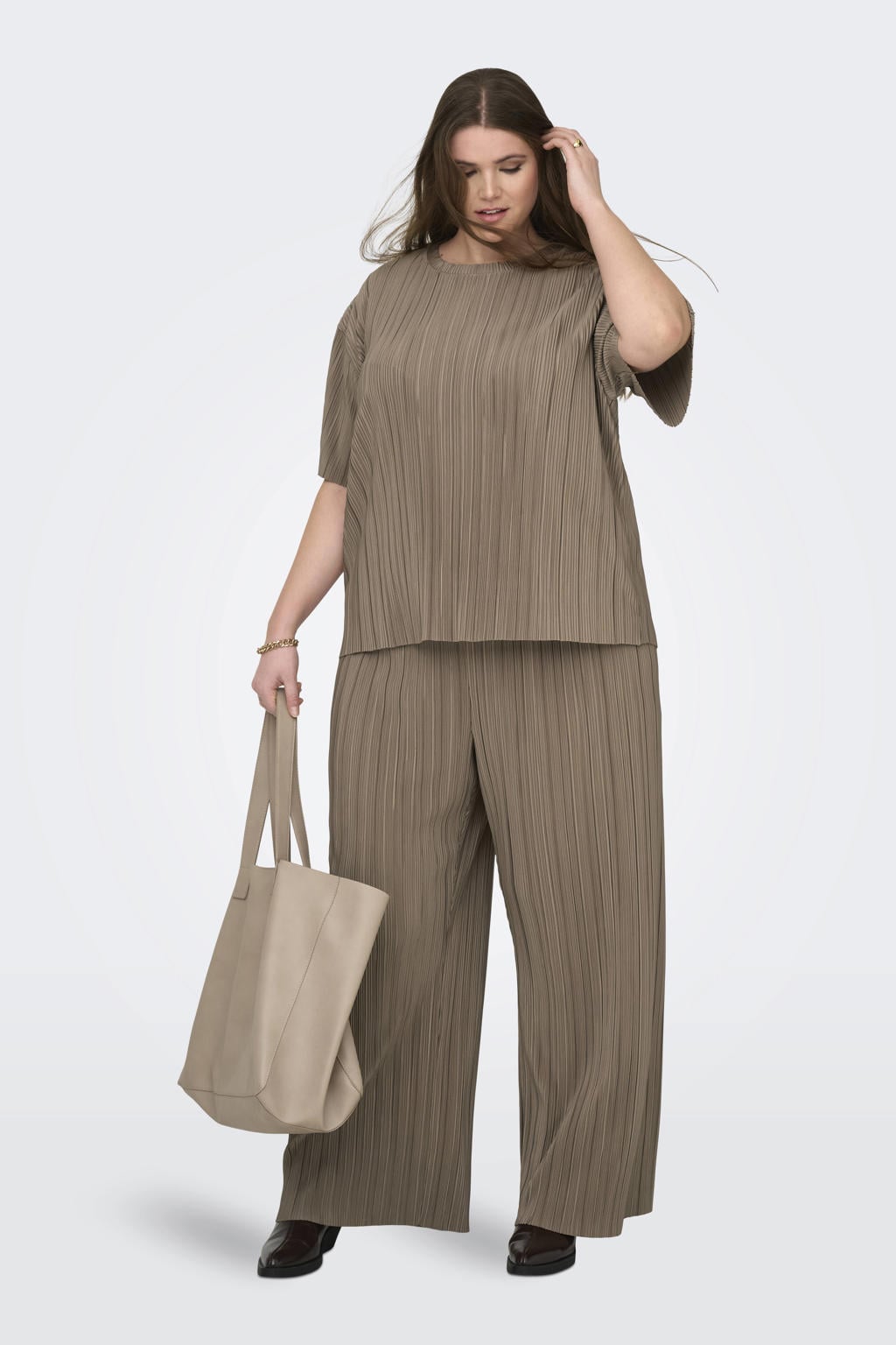 Kakikleurige dames ONLY CARMAKOMA top van polyester met effen, korte mouwen, ronde hals en plissé details