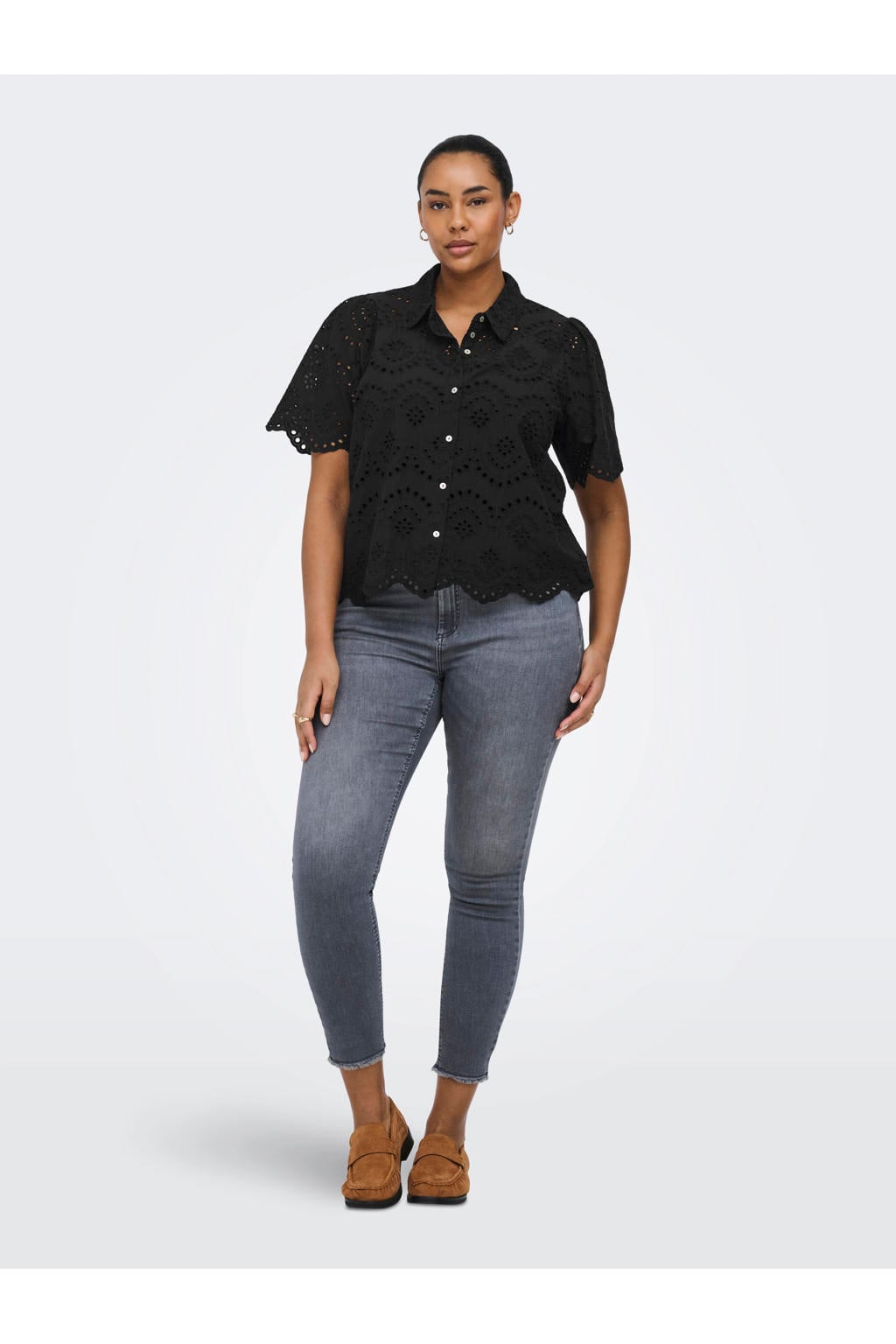 Zwarte dames ONLY CARMAKOMA blouse broderie van katoen met korte mouwen, klassieke kraag en knoopsluiting