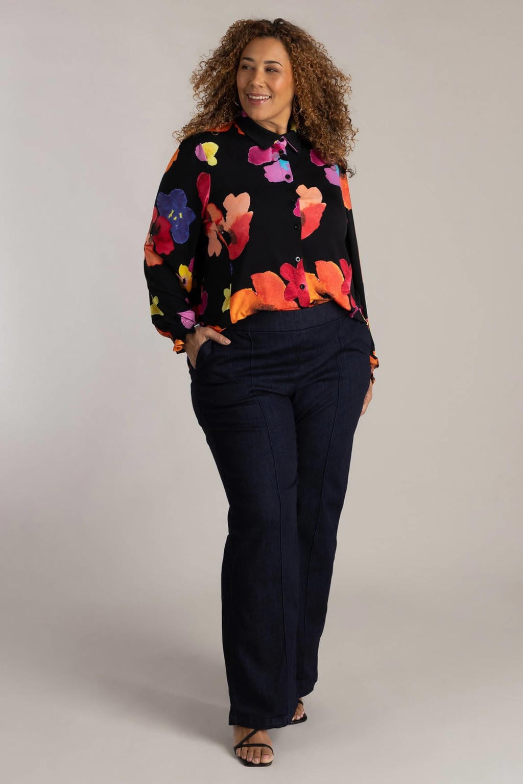 Zwart, oranje en roze dames Colletta gebloemde blouse van polyester met lange mouwen, klassieke kraag, knoopsluiting en smockwerk