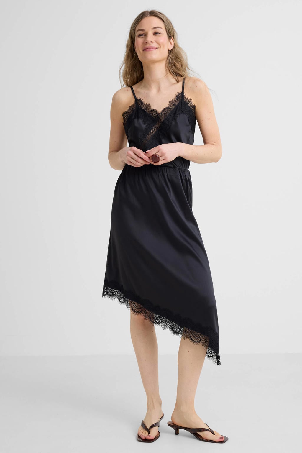 Zwarte dames Anytime satijnen asymmetrische midi rok gemaakt van polyester