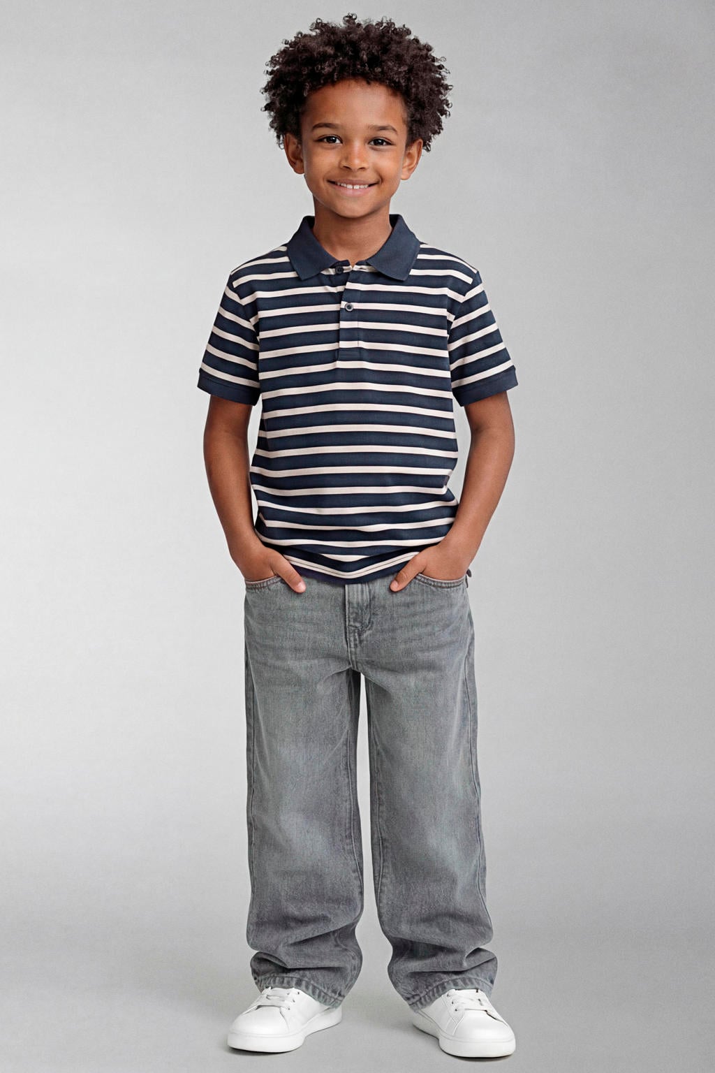 Donkerblauw en witte jongens NAME IT KIDS gestreepte polo van stretchkatoen met korte mouwen, knoopsluiting en gebreide details