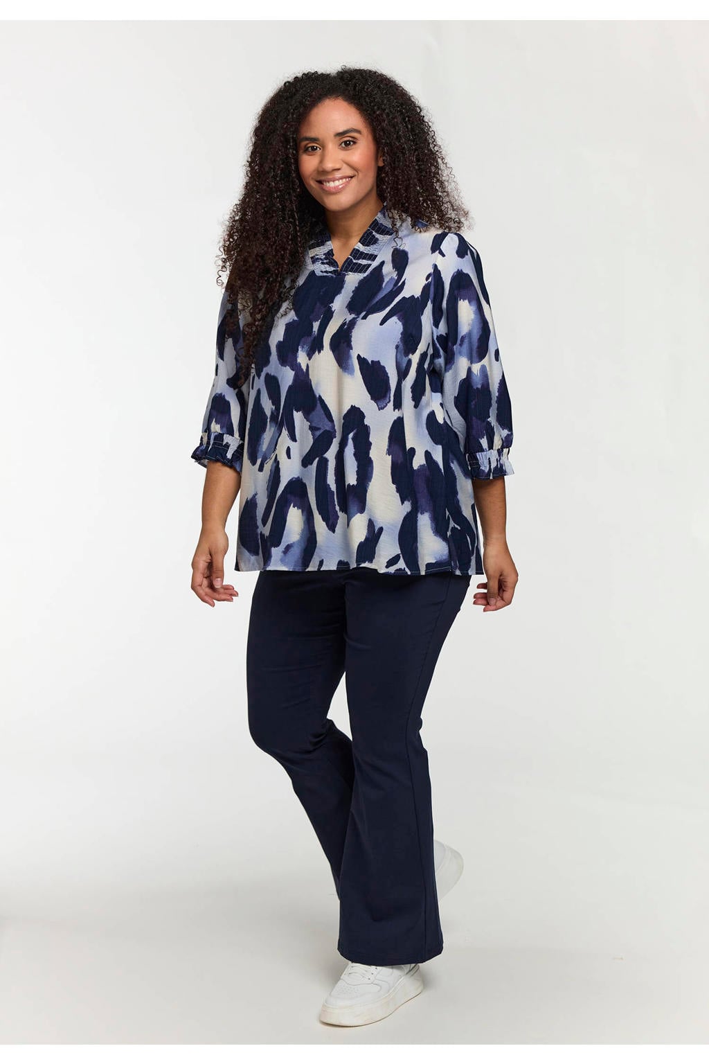 Blauwe dames STUDIO top met driekwart mouwen en V-hals