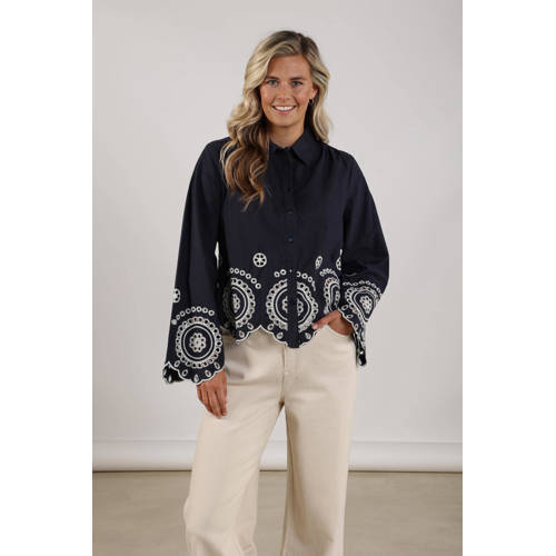 NUKUS blouse blauw broderie afbeelding