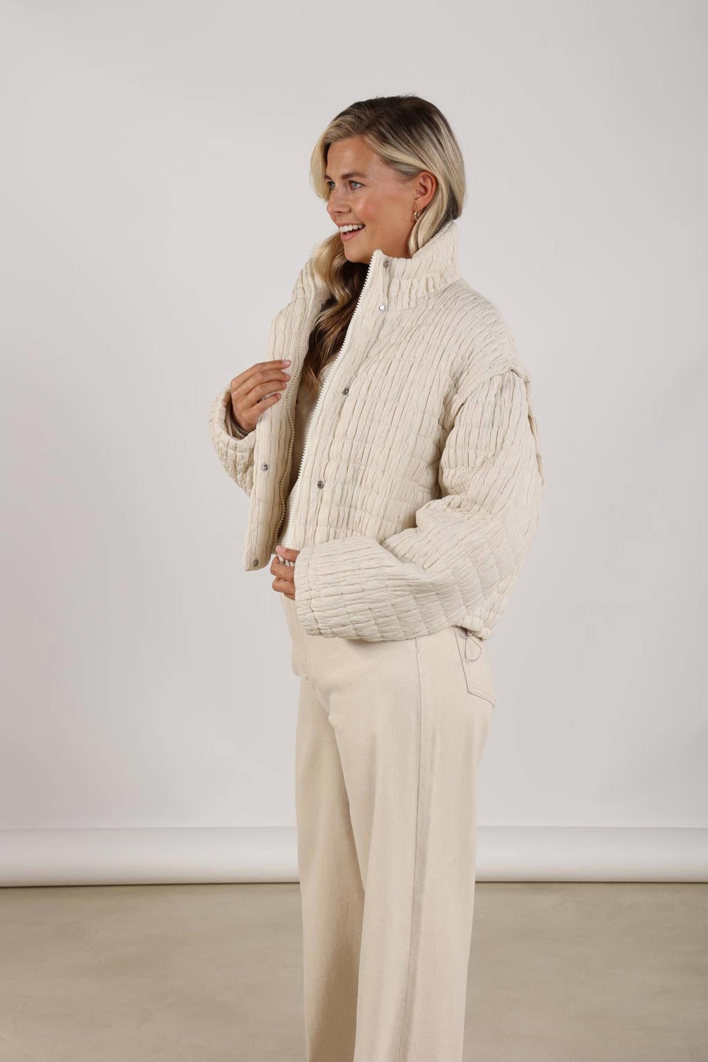 Ecru dames NUKUS jack van polyester met effen, lange mouwen, opstaande kraag, rits- en drukknoopsluiting en textuur