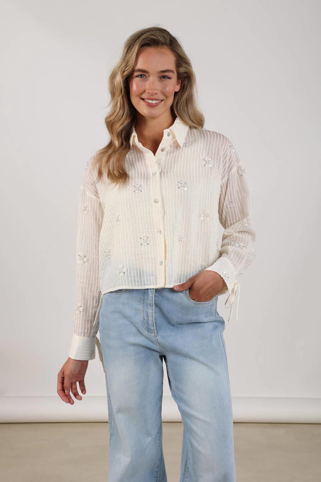 Ecru en beige dames NUKUS gestreepte blouse van lyocell met lange mouwen, klassieke kraag, knoopsluiting en borduursels