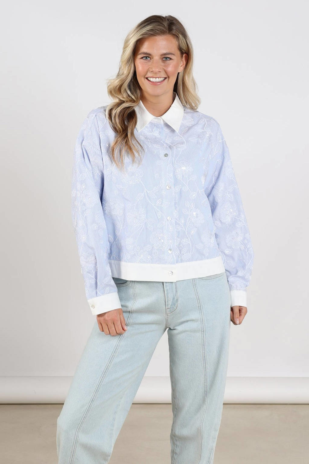 Lichtblauw en witte dames NUKUS blouse van polyester met mixprint, lange mouwen, klassieke kraag, knoopsluiting en borduursels
