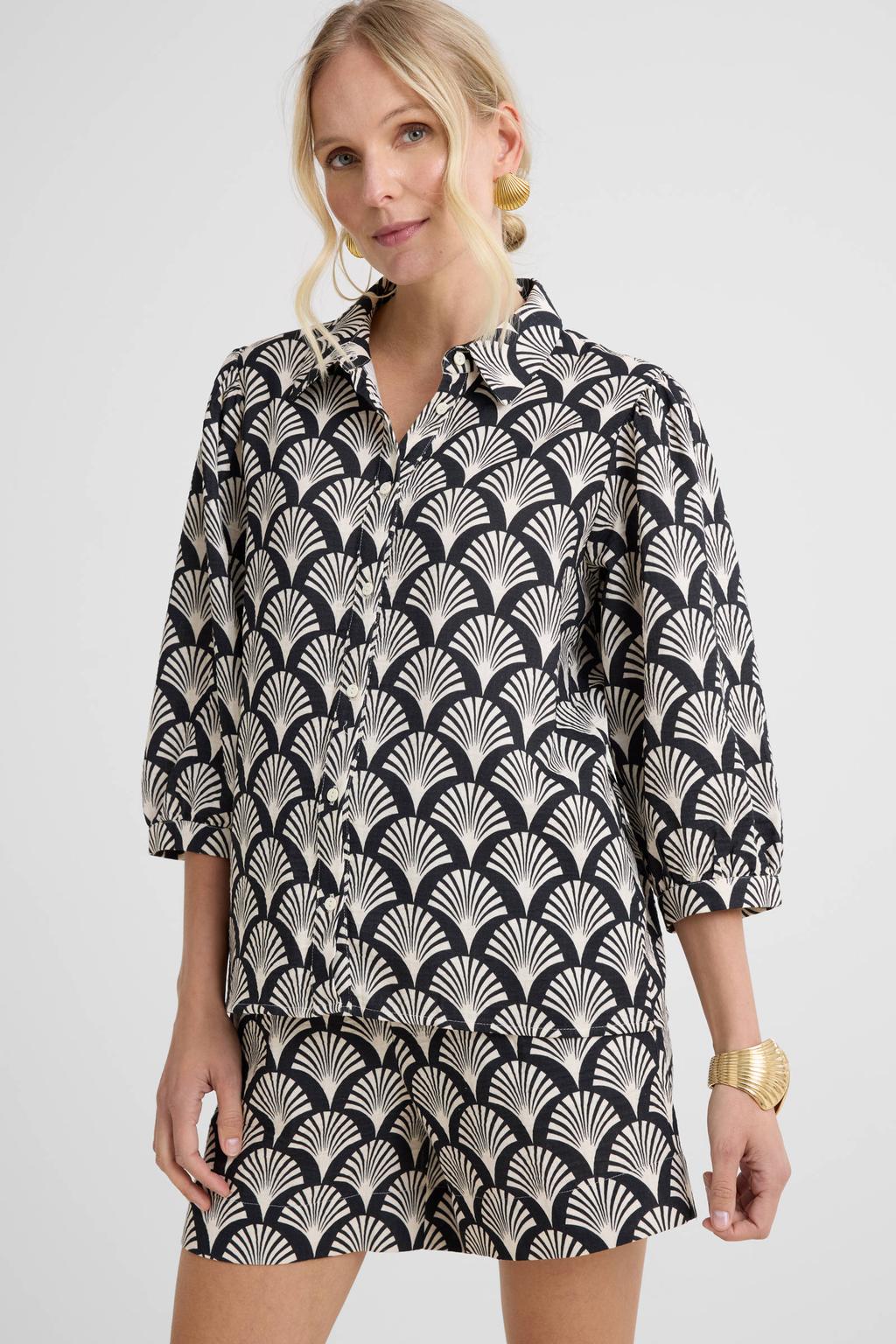 Zwart en witte dames Geisha blouse van viscose met driekwart mouwen, klassieke kraag en knoopsluiting