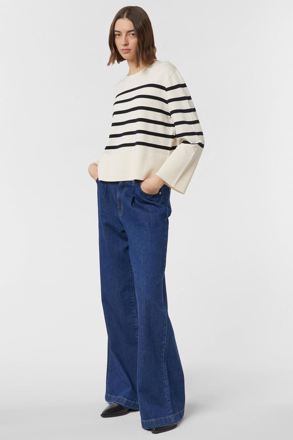 Ecru en donkerblauwe dames comma gestreepte gebreide trui van viscose met lange mouwen en ronde hals